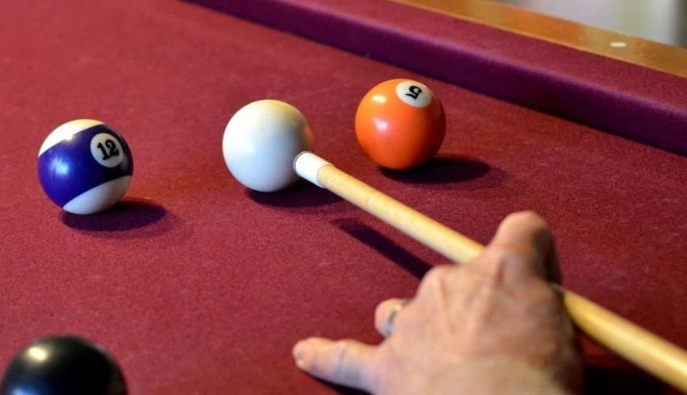 how to hold a pool cue 3