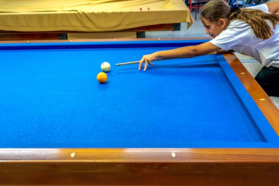 The stance in Carom billiards